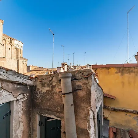 Guesthost - The Red Door