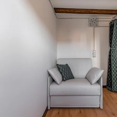 Guesthost - The Red Door *