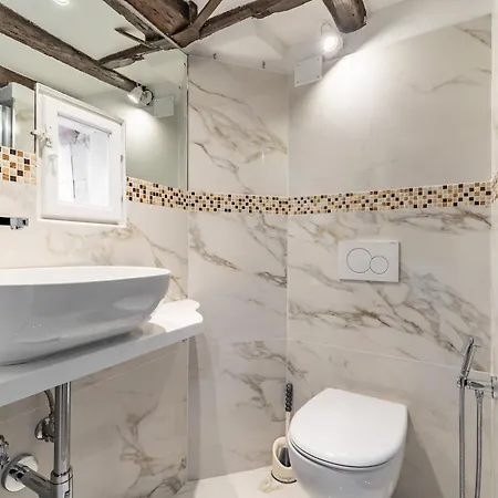 Guesthost - The Red Door