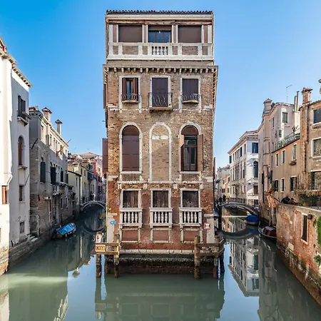 Guesthost - The Red Door Lejlighed