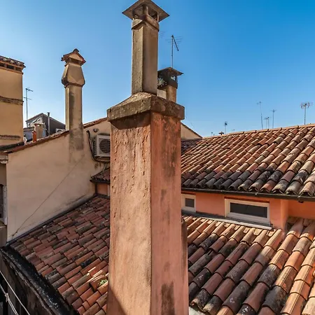 Guesthost - The Red Door *