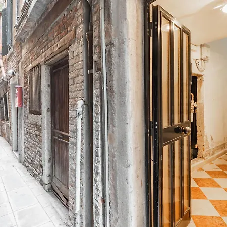 Guesthost - The Red Door Appartement